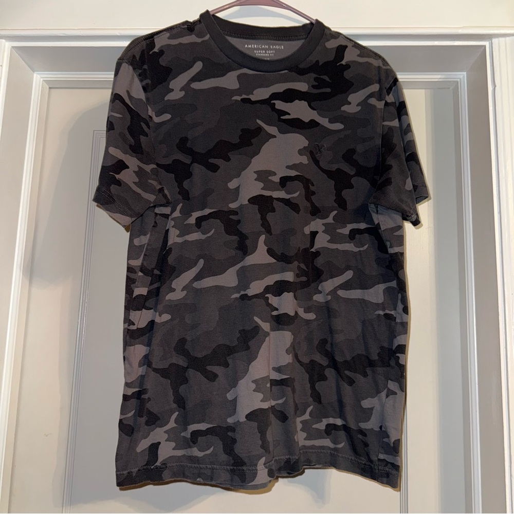 American Eagle Outfitters Men's Gray Camouflage Tee